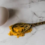ماسک زرده تخمه مرغ و زردچوبه برای درخشندگی